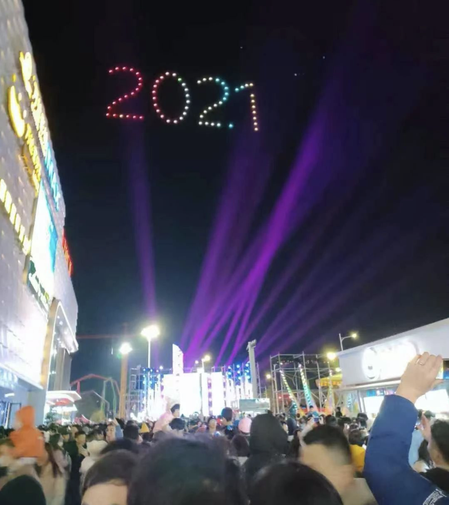 大風(fēng)寰宇百架無(wú)人機(jī)表演升空倒數(shù)，跨年夜閃耀整個(gè)清遠(yuǎn)