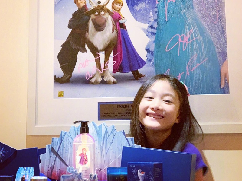 李小鹏女儿是放开了长？长发披肩气质出众，可样貌却有点意料之外