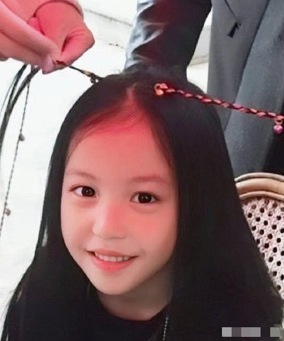 趙薇女兒11歲生日，連續6年每年捐款25萬做公益，善良有愛似天使