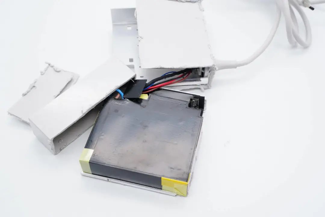 华硕最强游戏本标配300W电源，内置4颗氮化镓，内部结构揭晓