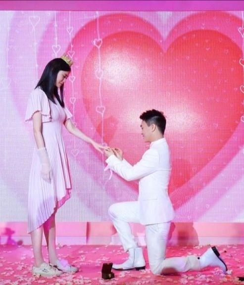 何猷君疑与女孩发生激烈争吵，遭挑衅骂是私生子，双方场面紧张