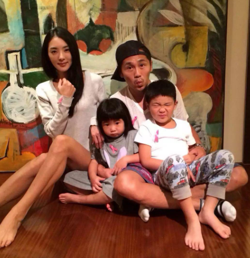 曹格真会养孩子，一儿一女大变样，着装时尚颜值飙升