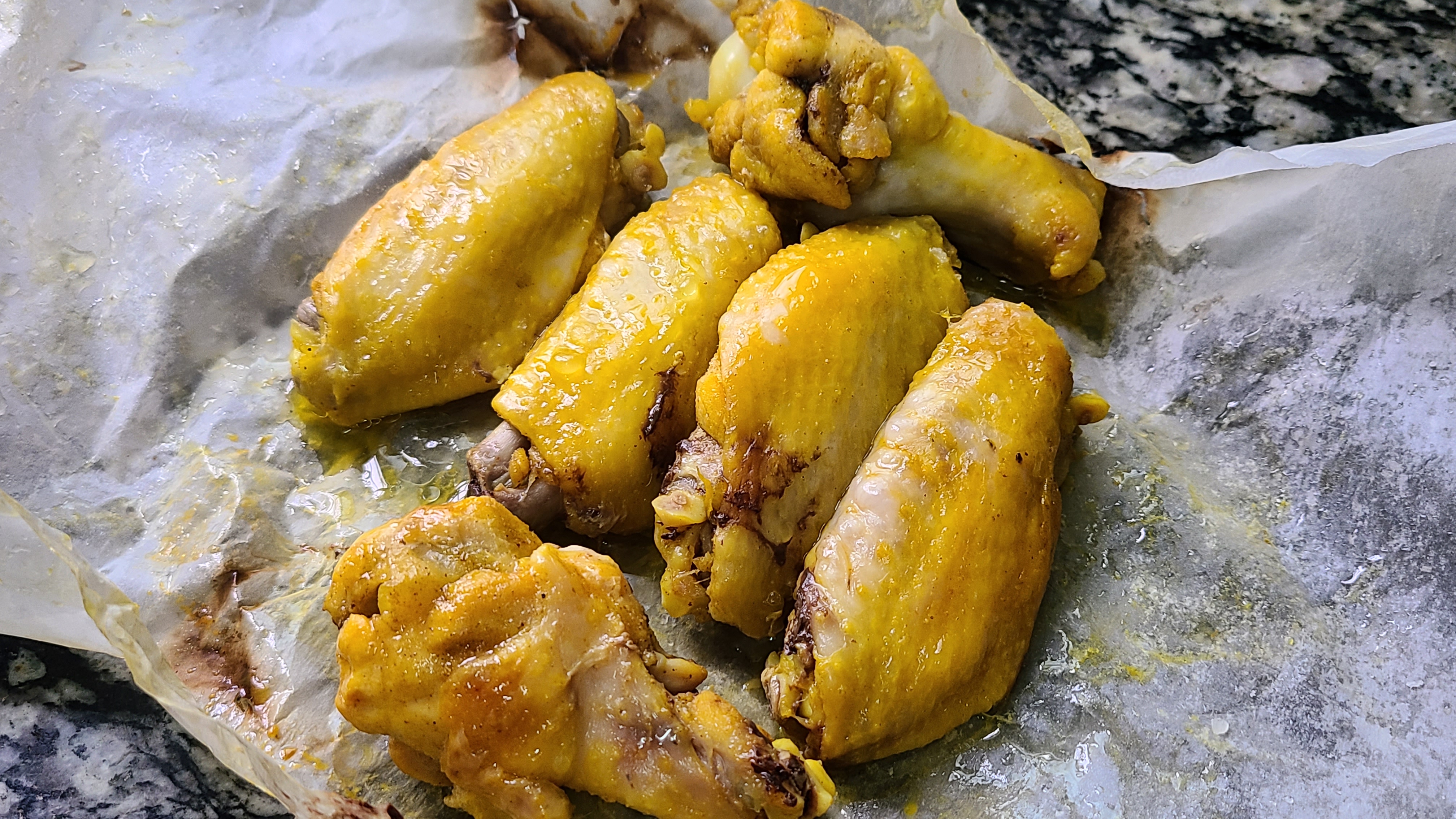 廣東鹽焗雞翅的做法，教你輕鬆做出來，鹹香好吃，吃著太爽了