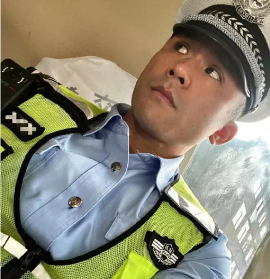 “四川交警”身材照被曝光:撸铁15年成巨无霸,罪犯都不敢惹他
