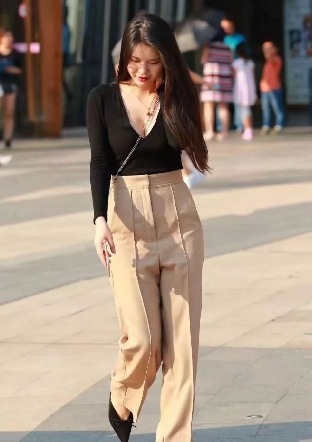 贵妇出门裤子选的太宽松，却依旧遮不住其优雅