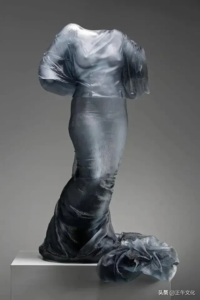 盐设计 · 为展现女人最美的时刻,她用500磅玻璃做成婚纱