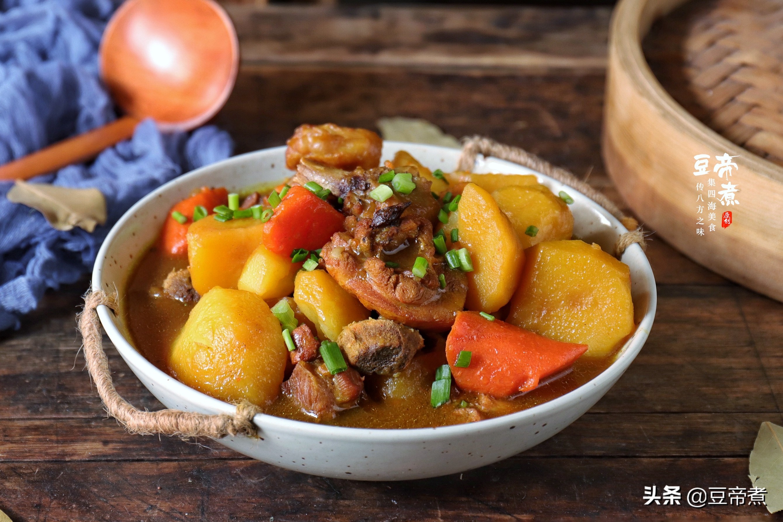 老妈说油炸鸡腿上火还易胖，不如和土豆一起炖，盖饭饭香