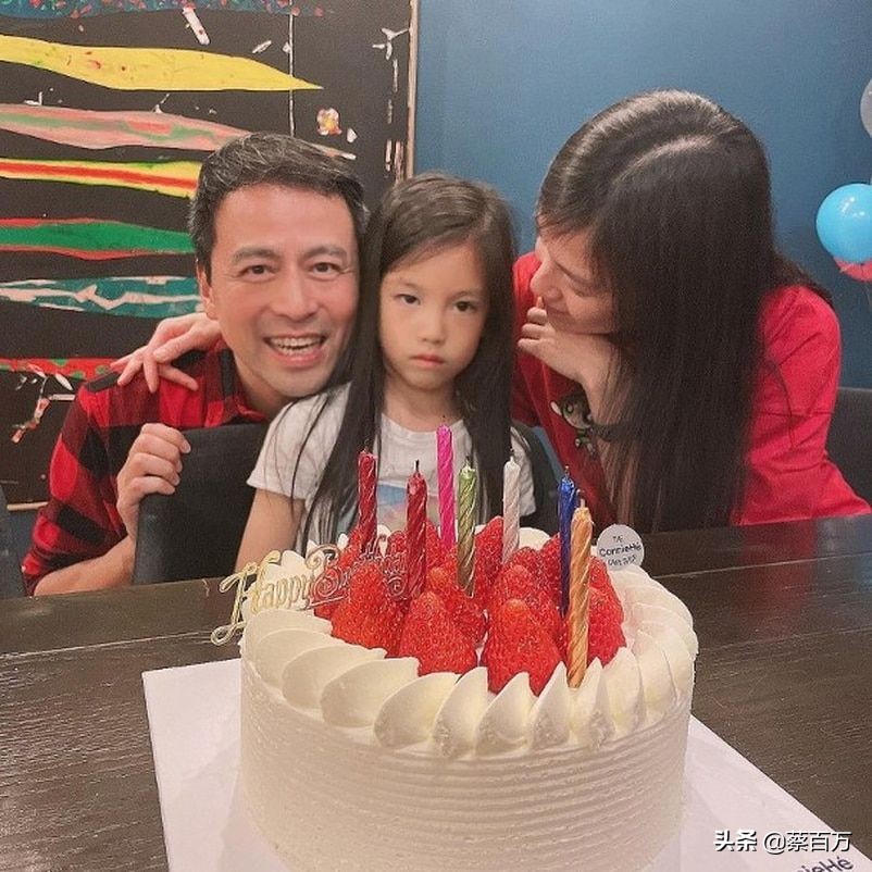 44岁舒淇为干女儿过生日满头白发，林熙蕾女儿像妈，全程摆臭脸