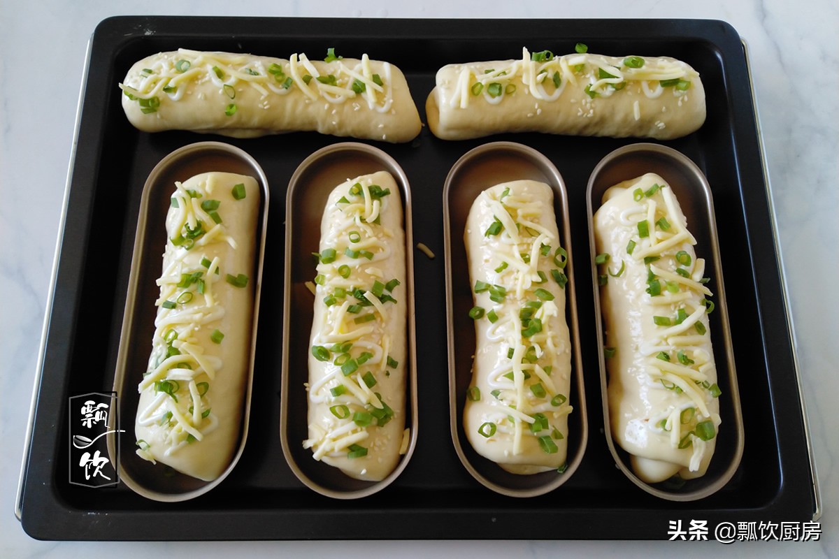 美味面包也能做之有易，简单一卷，撒上料，咸甜有度，早餐的挚爱