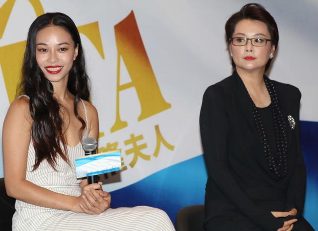 袁立胖了也很美！穿垫肩连衣裙气场八米，47岁完美霸总范