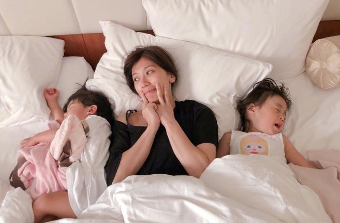 賈靜雯帶女兒眼科檢查，咘咘大眼卻“先天弱視”，家長勿掉以輕心