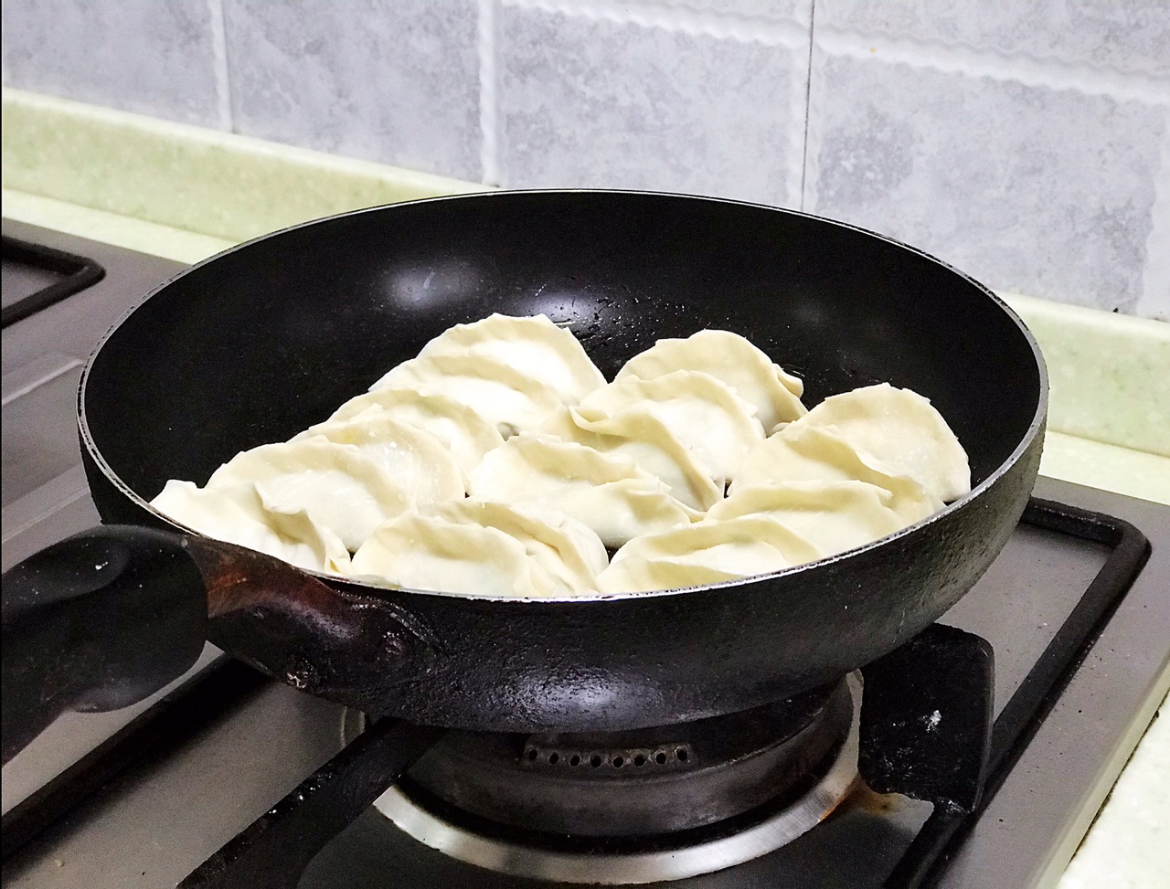 孩子馋嘴想吃煎饺，自己在家做，外脆里嫩，真好吃