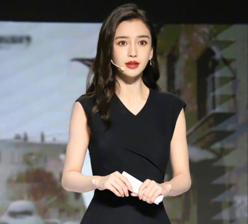 杨颖参加活动被抓拍，离开修图师的保护后，颜值状态成为热议话题