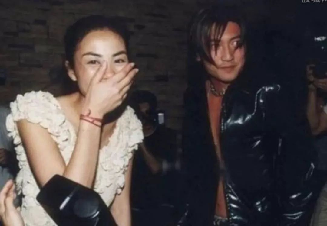 Wang Fei thanks thunderbolt sharp edge to pull hand emersion name occasion, their love already was destined when thanking thunderbolt sharp edge 14 years old