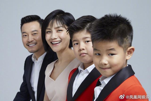 胡可曬兒子比賽照，6歲小魚兒穿西裝成鋼琴王子，顏值逆襲超安吉