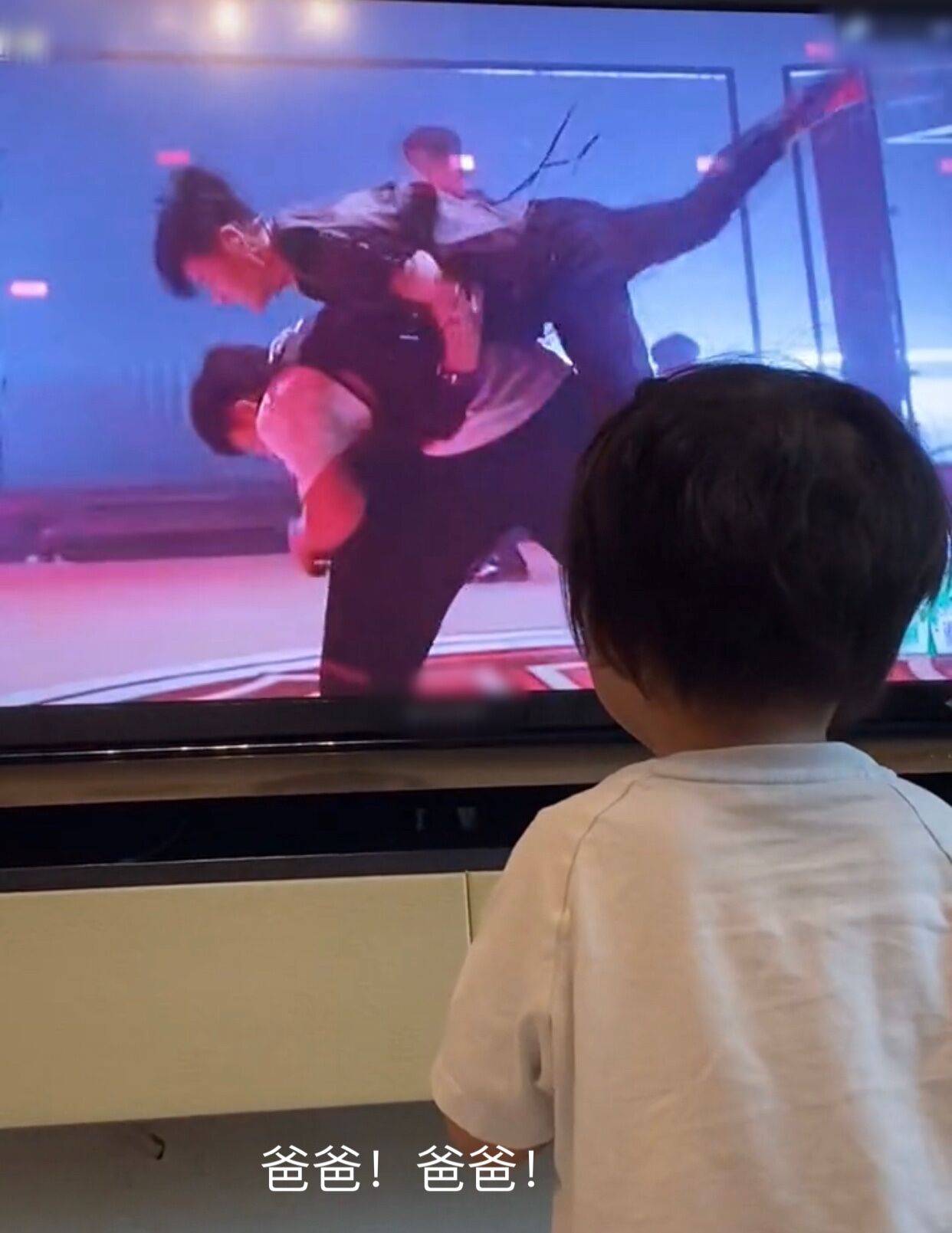 蔡少芬晒娃曝光家中内景，客厅狭小装修朴实，网传千万豪宅仅80平