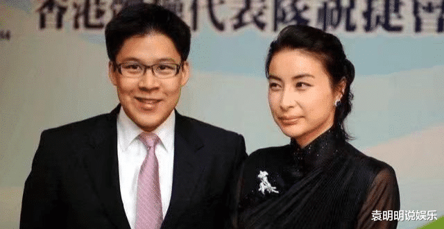 郭晶晶霍启刚约会逛优衣库，抛下孩子二人世界