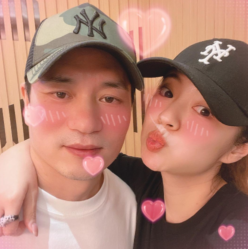 安以轩高调晒全家福，她戴着大钻戒与陈荣炼秀恩爱，儿女罕见出镜