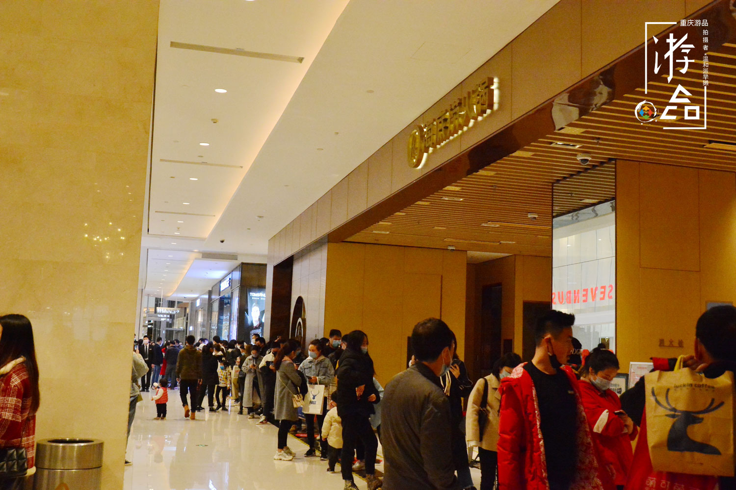 重庆人与海底捞的爱恨：嘴上说不好吃，但排队的人却很多