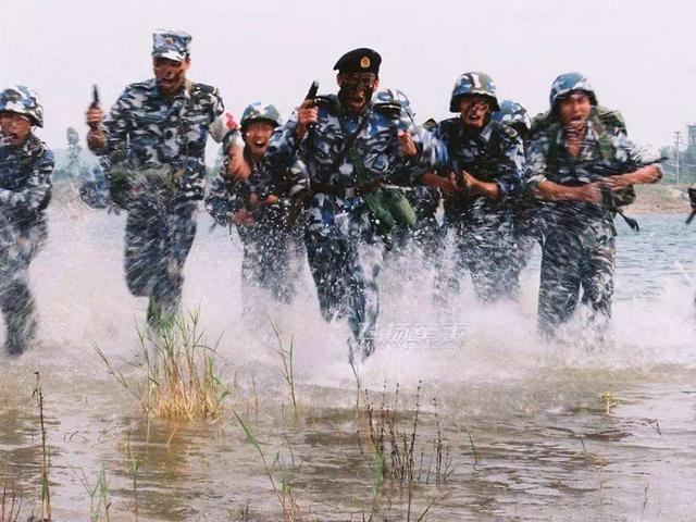 今天，向中国军人致敬！不让英雄流血又流泪