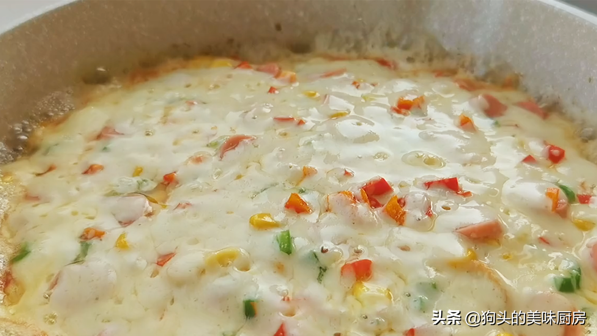 想吃披薩不用出去買，在家就能做，不和麵不揉麵，十分鐘就出鍋