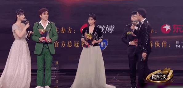 李子柒上台领奖曝真实颜值，视频中美如仙女，脱离滤镜后仙气全无