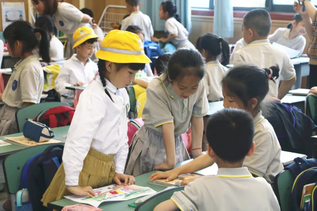 「百花快讯」看!双流区实验小学外国语学校校园惊现小黄帽