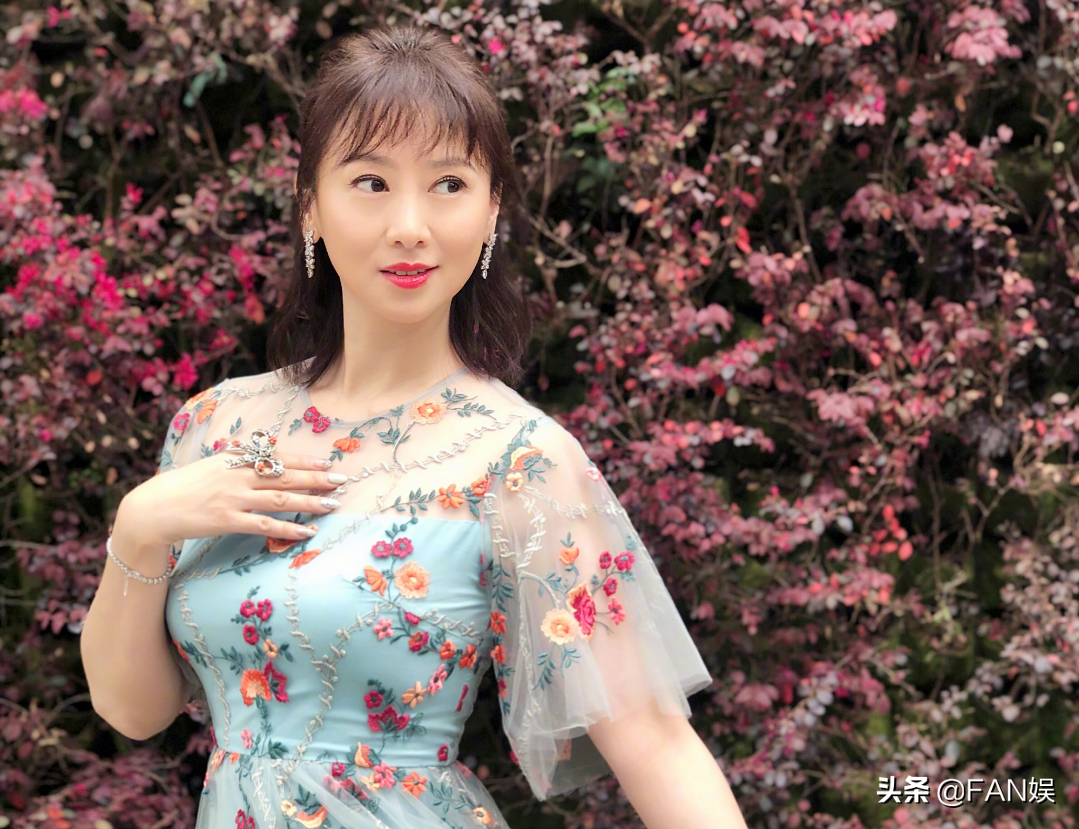 香港“最美亚姐”翁虹，为成名和家人决裂，5