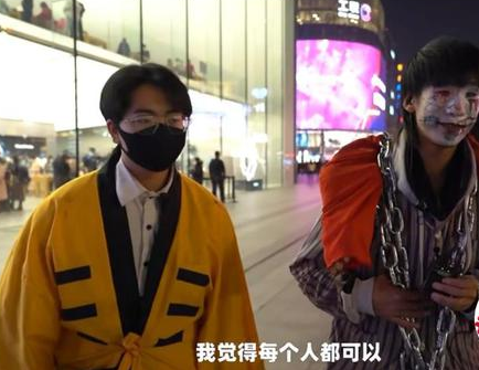 68岁奶奶穿“JK制服”狂吸粉，背影年轻被叫姐姐