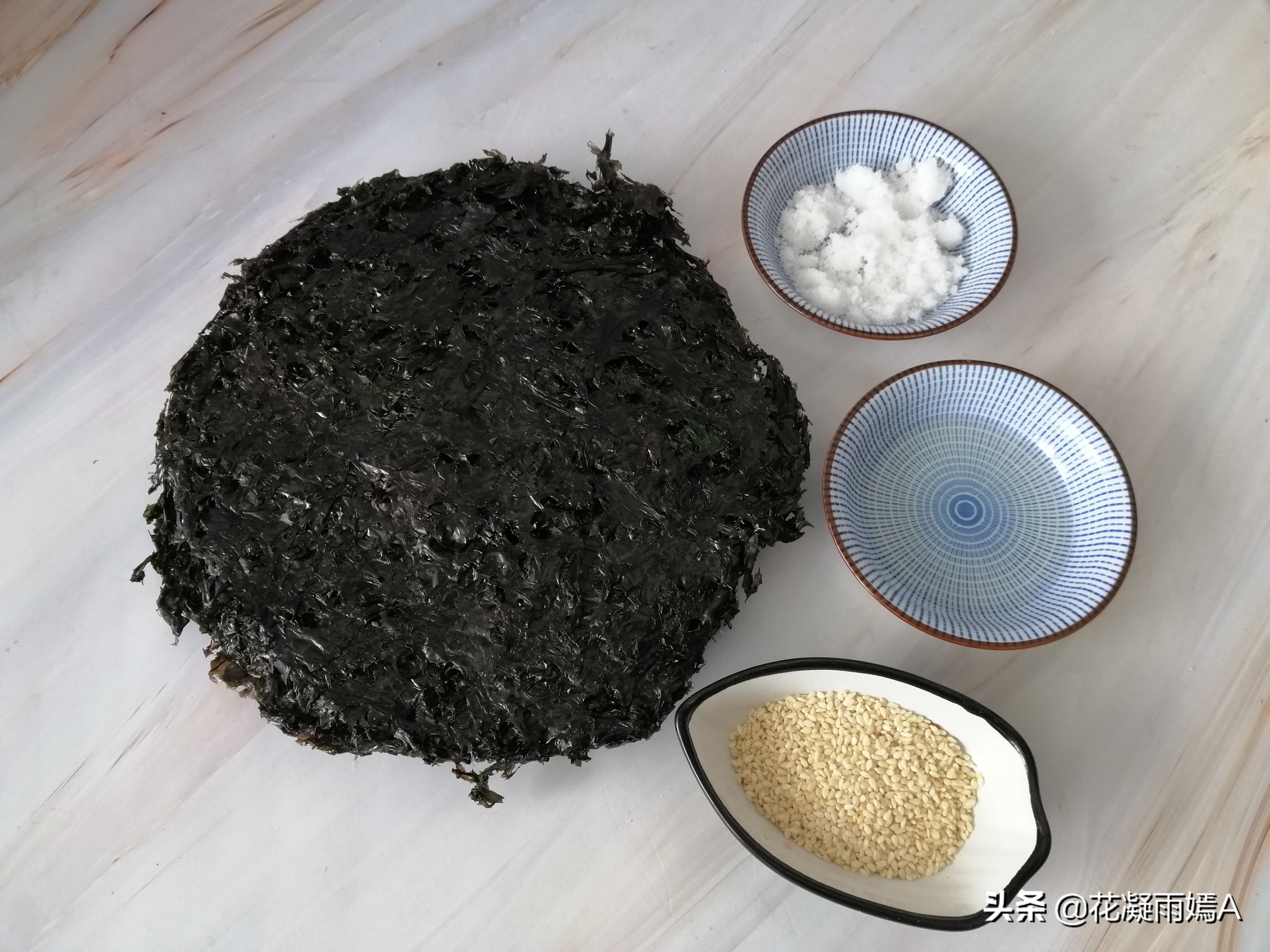 【食材】:紫菜20克,盐,芝麻,油【自制海苔】67海苔的主要原料是紫菜