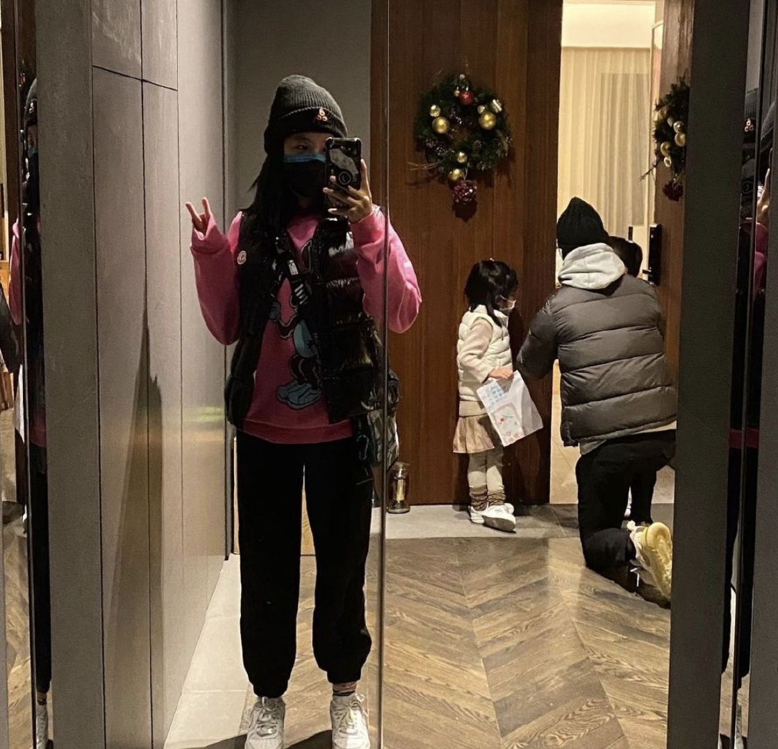 梧桐妹曬全家福身高已超賈靜雯，咘咘波妞穿搭太老氣全靠顏值支撐