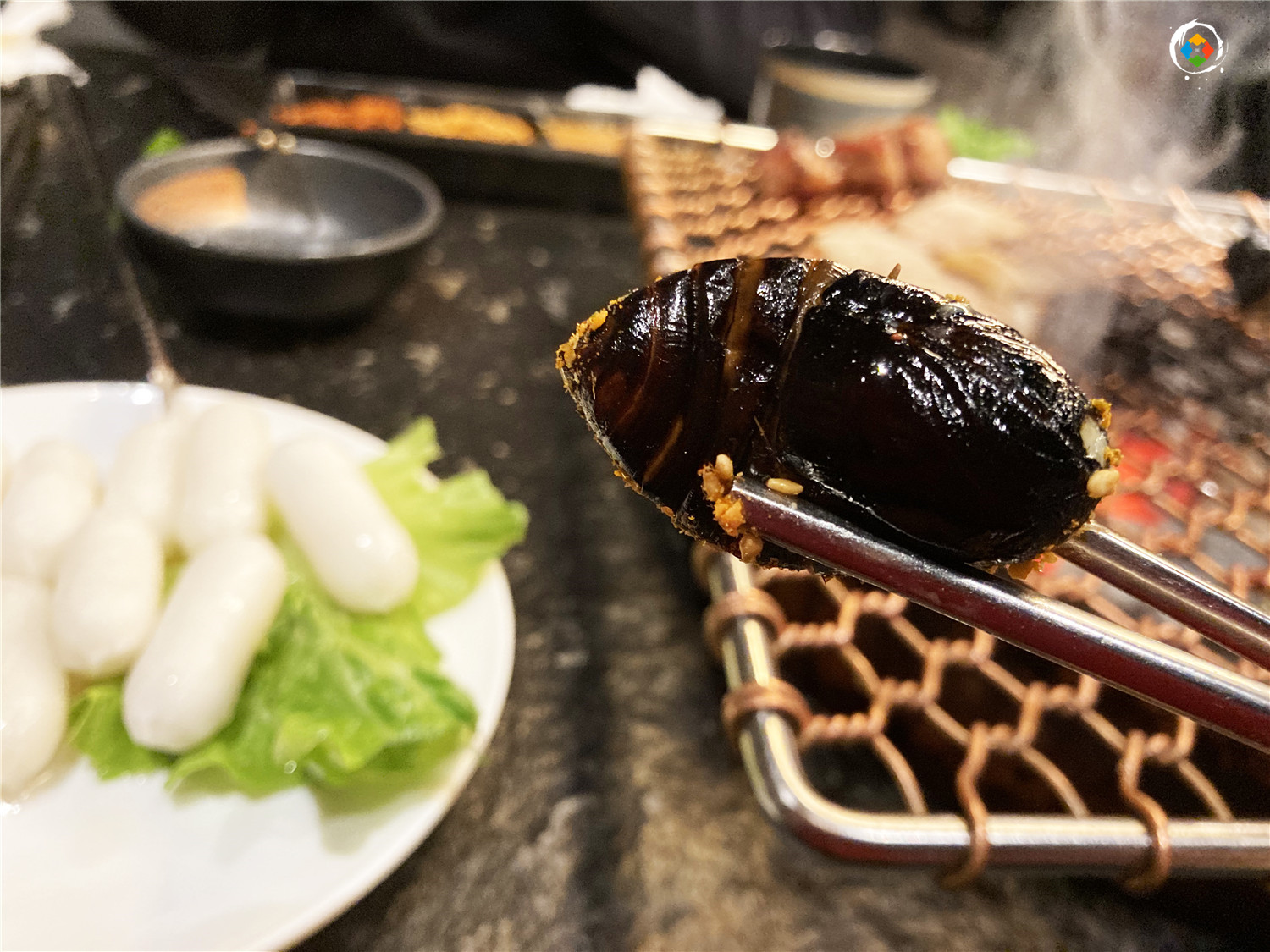 在重庆烤肉店里吃蚕蛹，老板不小心说漏嘴：我自己从来不吃