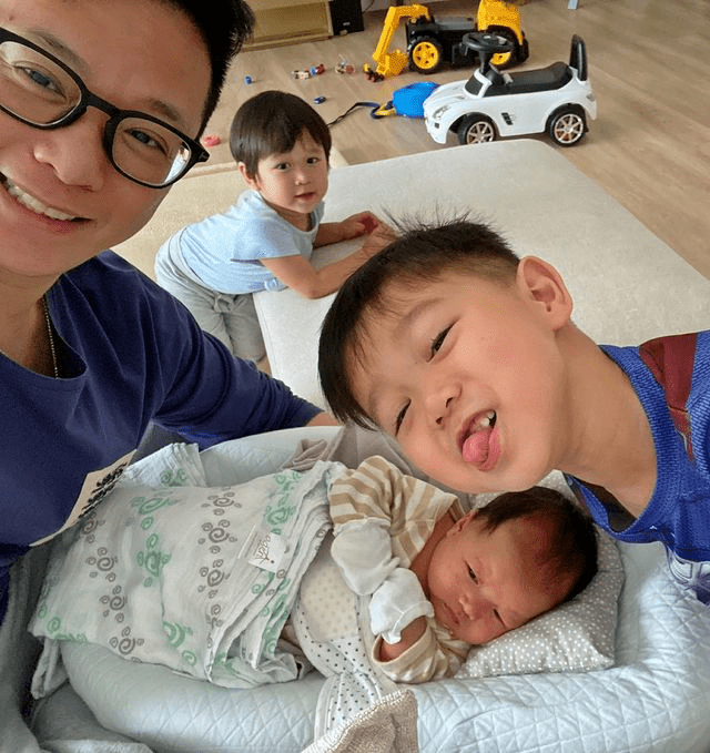 胡杏儿老公大秀爸爸力，老婆视角下一手抱一娃，奕霆假笑模样萌翻