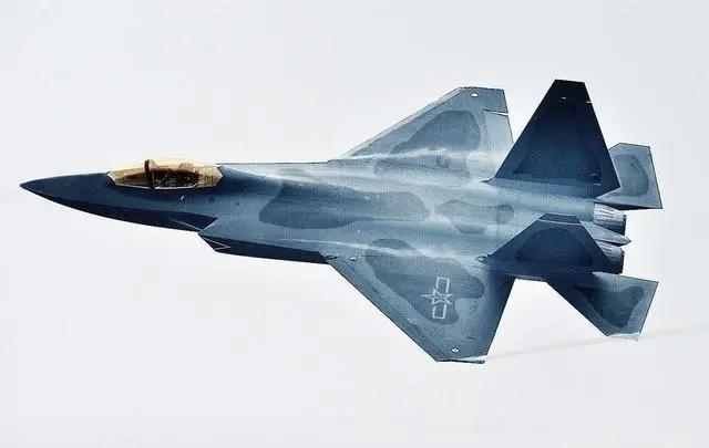 歼31比歼20更优秀？钛合金含量媲美F35，未来舰载