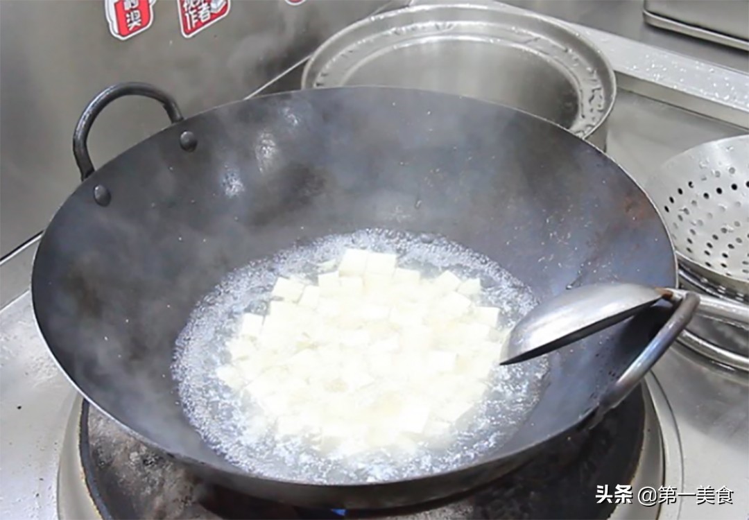图片[6]-豆腐怎么做才好吃 厨师长教你做咸蛋黄豆腐 鲜嫩入味 营养丰富-起舞食谱网