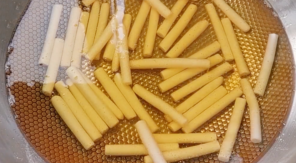 想吃江米條不用買，把糯米粉倒入滾燙開水里，出鍋又酥又脆真好吃