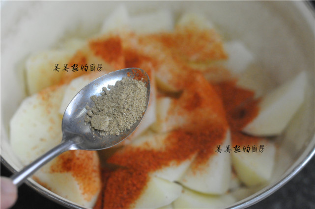 不炒不燉不油炸，土豆切成小丁，上桌就是大硬菜！ 好吃又解饞