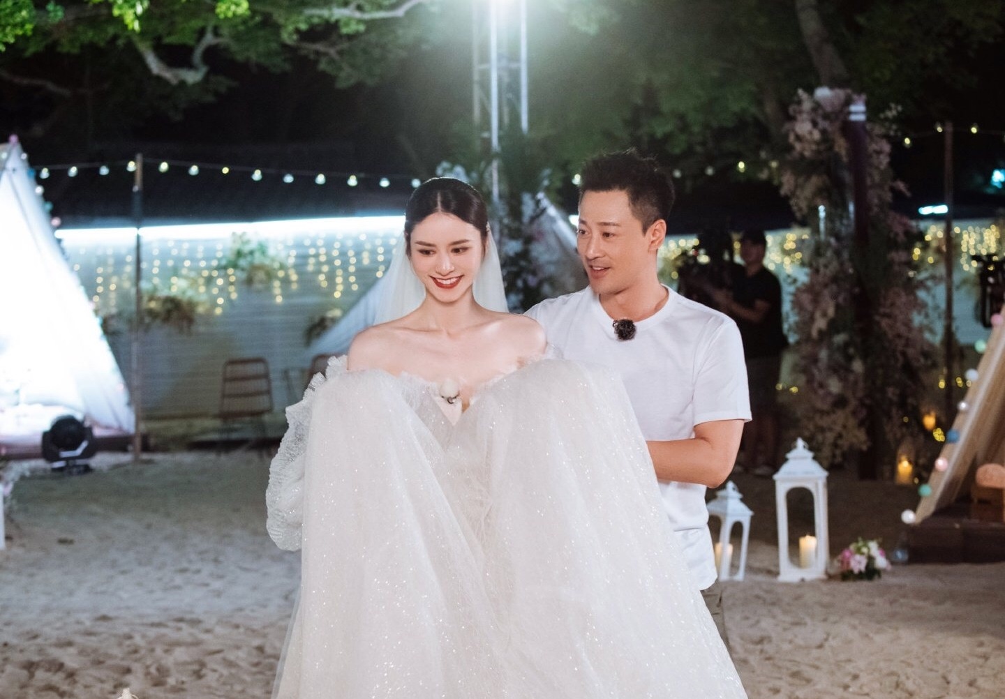 林峰老婆晒女儿萌照，10个月大“格格宝”自主干饭，模样超可爱