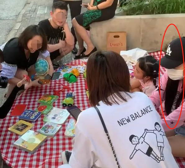 包贝尔5岁女儿摆地摊，又黑又胖性格活泼，妈妈包文婧做辅助