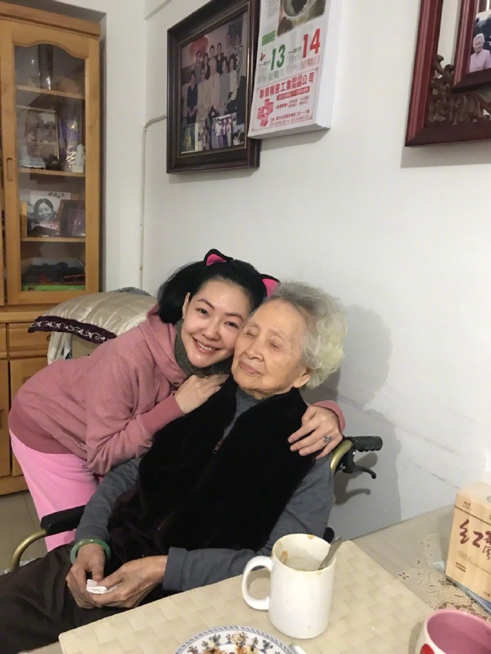 小S发文悼念奶奶，老人98岁高寿去世，年轻时候超级漂亮