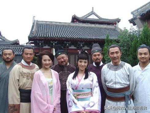 “元芳，你怎么看？大人，此事必有蹊跷！”一