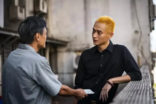 小儿子伤人入狱，大儿子跳楼自杀，这部电影里