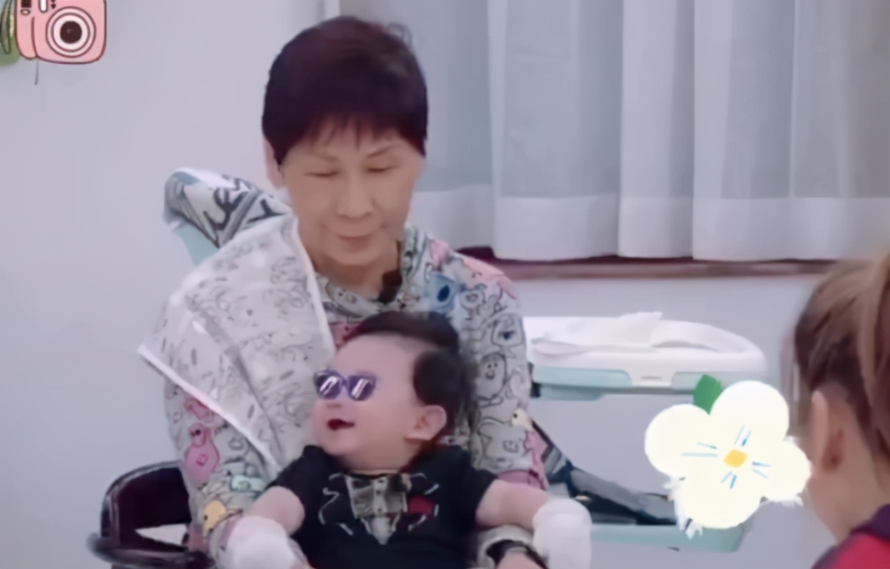 陳小春應采兒二胎兒子正面照首度曝光，五官跟媽媽一模一樣很帥氣