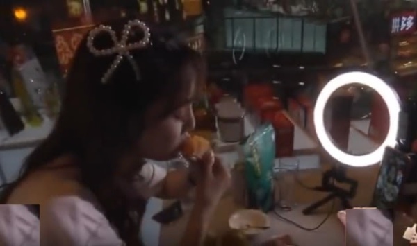 迪丽热巴直播遇突发状况：猥琐男拿戒指冲上台