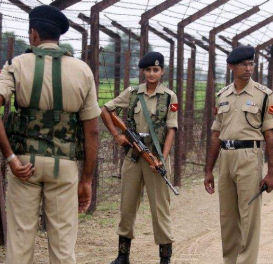 印度国产步枪成“友军杀手”！放开扳机还在开