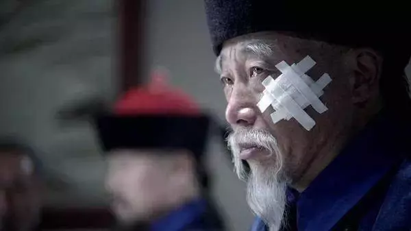 李鸿章的尸骨被人们挂到拖拉机上游街示众、挫