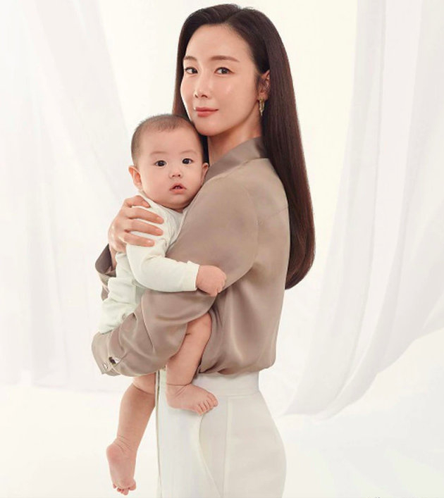 崔智友母女同框，9月女兒首露面小臉肉嘟嘟，落地窗前花園似森林