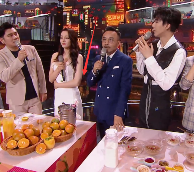 热巴参加直播活动，看清她的状态，才知女明星