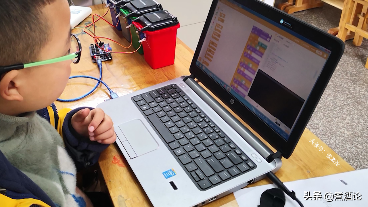 Pupil design gives intelligence to classify dustbin, speak rubbish name to open corresponding bucket lid automatically