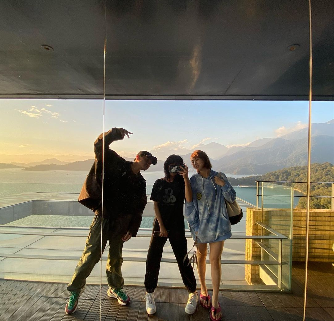 贾静雯一家五口出游，放肆晒梧桐妹正脸，身高超过妈模样却太像爸